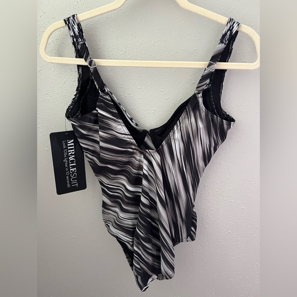 Miraclesuit Warp Speed Sanibel One-Piece
Swimsuit Size 10 New - Picture 5 of 12